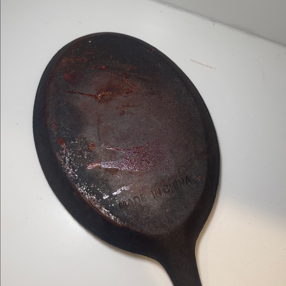 Black Oval Cast Iron Skillet Griddle - Picture 4 of 4